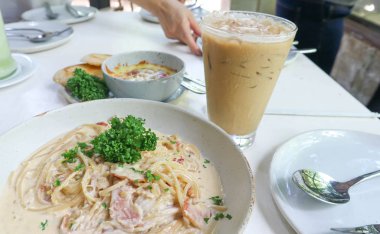 Carbonara makarna ve peynir pişmiş ıspanak