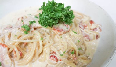 Carbonara spagetti yemek