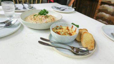 Carbonara makarna ve peynir pişmiş ıspanak