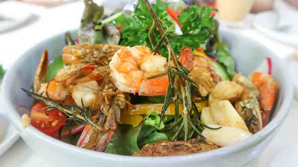 karides ve sebze salatası