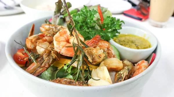 karides ve sebze salatası veya karışık salata