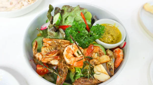 karides ve sebze salatası 