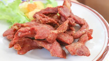 Kızarmış domuz eti yemek