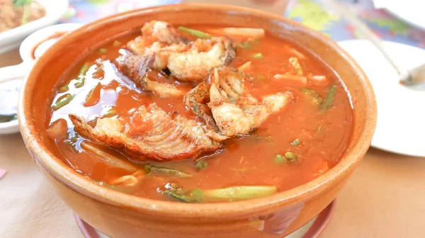 Saure Suppe mit Fisch und gemischtem Gemüse — Stockfoto