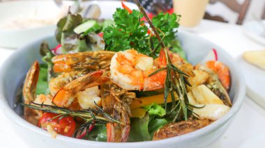 karides ve sebze salatası 