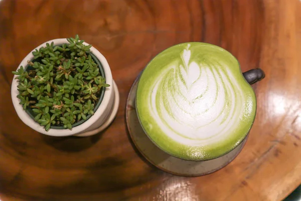Matcha latte veya yeşil çay kahve
