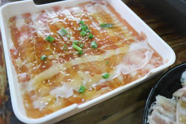 domuz eti yemek için Sukiyaki dilimlenmiş 