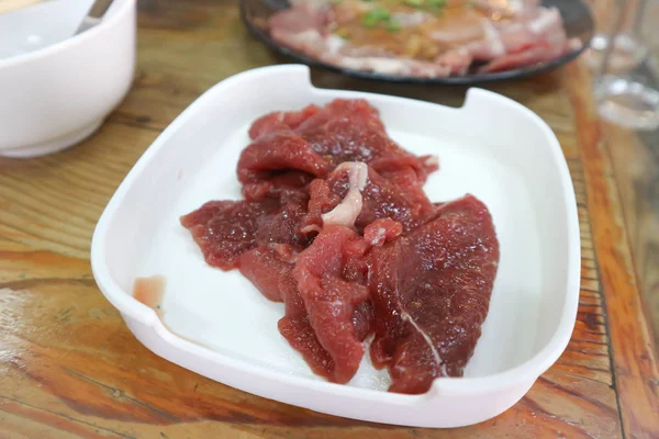 Нарезанное говяжье блюдо для Сукияки — стоковое фото