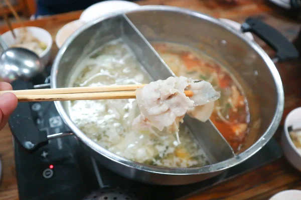 Mangiare carne di maiale affettata o Sukiyaki — Foto Stock