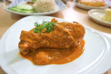 Müslüman körili tavuk 