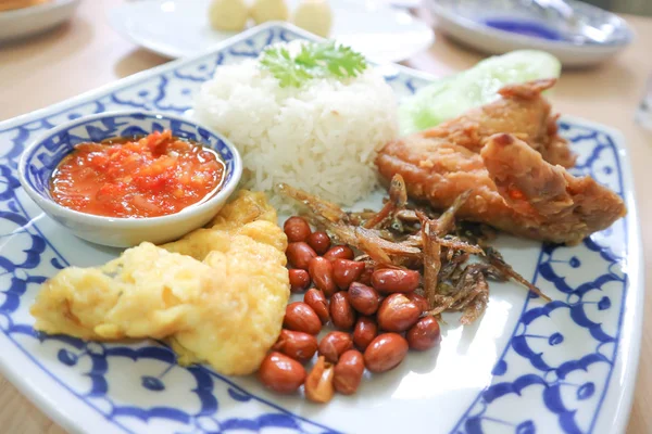 Nasi lemak atau nasi dengan ikan goreng dan ayam goreng — Stok Foto