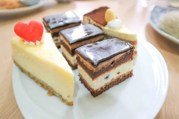 Сырный торт и шоколадный торт — стоковое фото