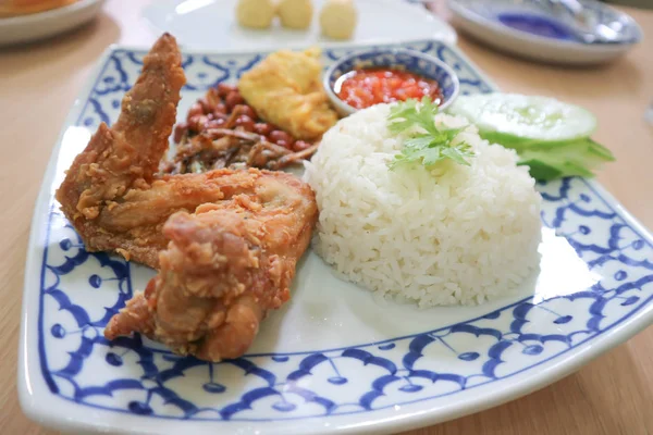 Nasi lemak atau nasi dengan ikan goreng dan ayam goreng — Stok Foto