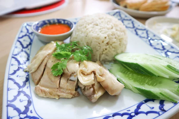 Reis mit gekochtem Huhn — Stockfoto