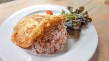 omlet Tepesi veya kızarmış yumurta ile pirinç