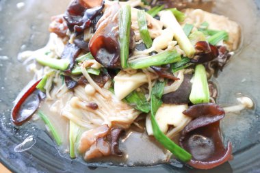 istiridye soslu kızarmış mantar karıştırın