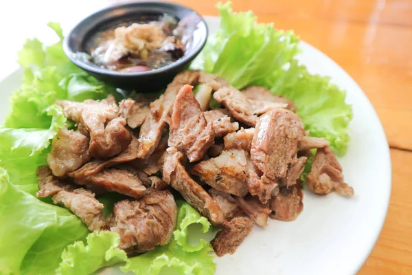 ızgara domuz eti veya kavrulmuş domuz eti 