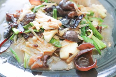 istiridye mantar veya heyecan kızarmış mantar 