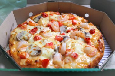 karides ve mantarlı pizza