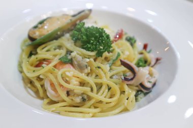 Spagetti veya deniz mahsulleri spagetti 