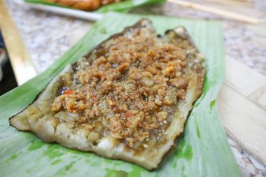 Zemin domuz eti ve kırmızı biber ile ızgara patlıcan