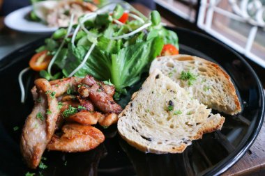 Kızarmış domuz eti salata