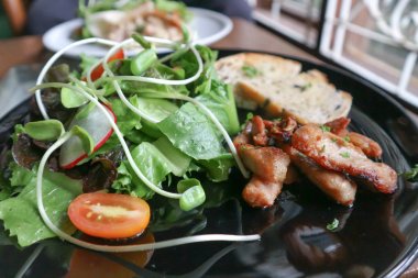 domuz eti salata, ekmek ve sebze soslu kızarmış domuz eti