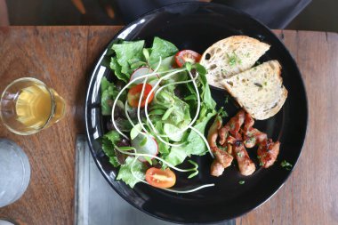 Kızarmış domuz eti salata veya ekmek ve sebze kızarmış domuz eti