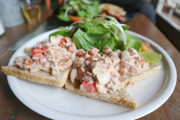 Spread tuna ile ekmek