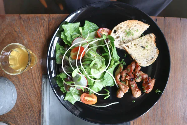 Kızarmış domuz eti salata veya ekmek ve sebze kızarmış domuz eti
