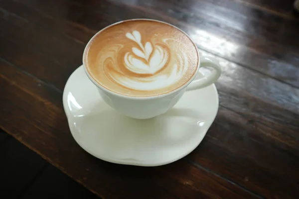 Café caliente con arte latte —  Fotos de Stock