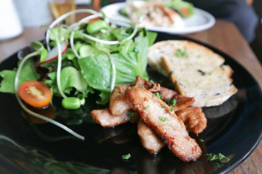 domuz eti salata, ekmek ve sebze soslu kızarmış domuz eti