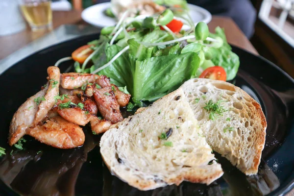 Kızarmış domuz eti salata veya ekmek ile kızarmış domuz eti 