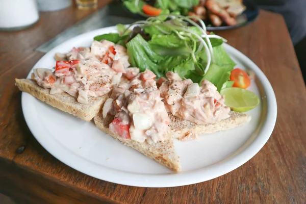 Spread tuna ile ekmek 