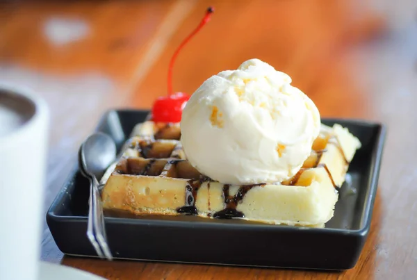 Waffle com cobertura de sorvete — Fotografia de Stock