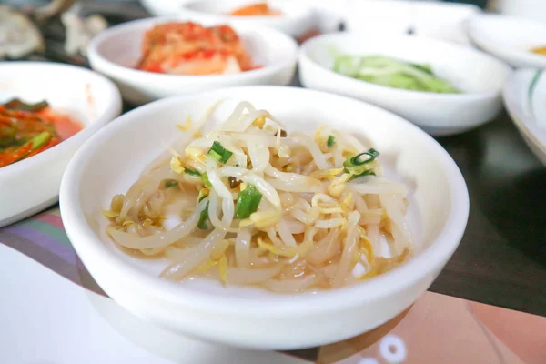 Ensalada de brotes o ensalada coreana — Foto de Stock