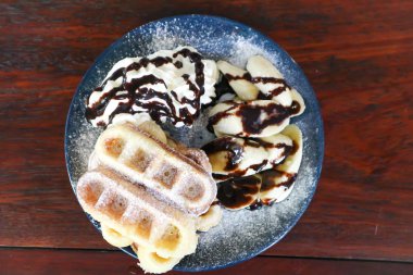 muz ve krem şanti ile waffle