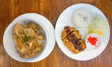 pirinç veya butadon ile kızarmış domuz eti ve pirinç kızarmış domuz eti ilave edin veya