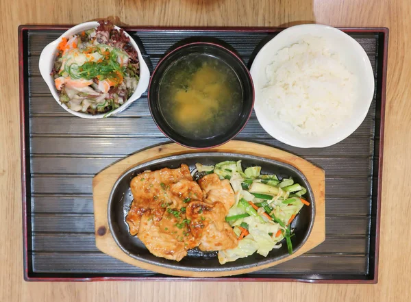 Orez, supă, salată și se amestecă carne de porc prăjită în stil japonez — Fotografie, imagine de stoc