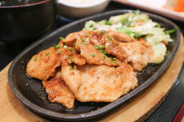 Mélanger le porc frit avec des légumes — Photo