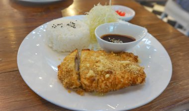 pirinç veya Tonkatsu kızarmış domuz eti