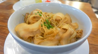 Kızarmış domuz eti pilav ya da butadon ile karıştırın