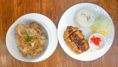 pirinç veya butadon ile kızarmış domuz eti, pirinç veya Ton ile kızarmış domuz eti ilave edin