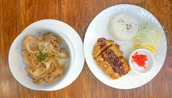 pirinç veya butadon ile kızarmış domuz eti, pirinç veya Ton ile kızarmış domuz eti ilave edin