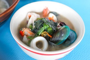 Tay tarzı baharatlı çorba