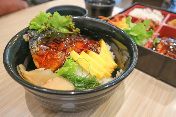 Balık ile tepesinde pirinç Japonca gıda