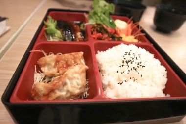 kızarmış mantı ve pirinç, Japon yemekleri