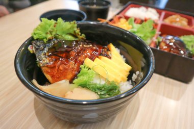 Balık veya saba ile tepesinde pirinç