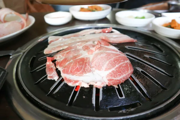 Cerdo a la parrilla en el brasero de carbón — Foto de Stock