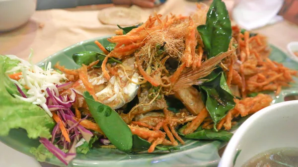 Stegt fisk med stegte grøntsager - Stock-foto